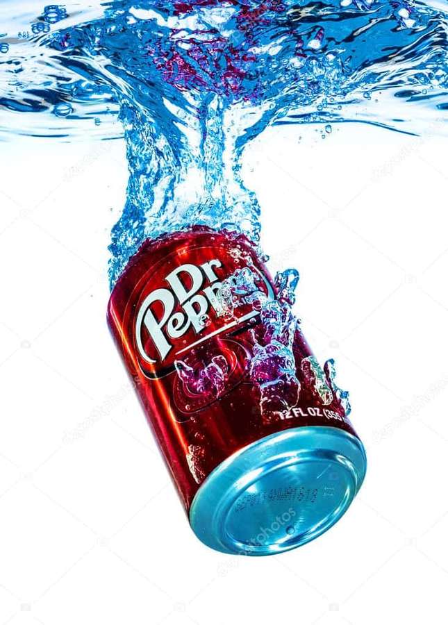 Red Dr Pepper can submerged in water with vibrant splash. — Dr Pepper Wallpaper