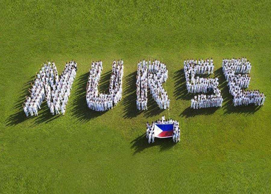 Krankenschwestern bilden das Wort nurse auf Gras, während sie eine tschechische Flagge halten. — Drohne Bild Bilder