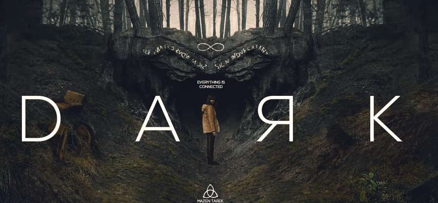 Eine Person in einem braunen Mantel steht vor einem Höhleneingang in einem nebligen Wald mit großer weißer Textüberlagerung. — Dunkles Netflix Wallpaper