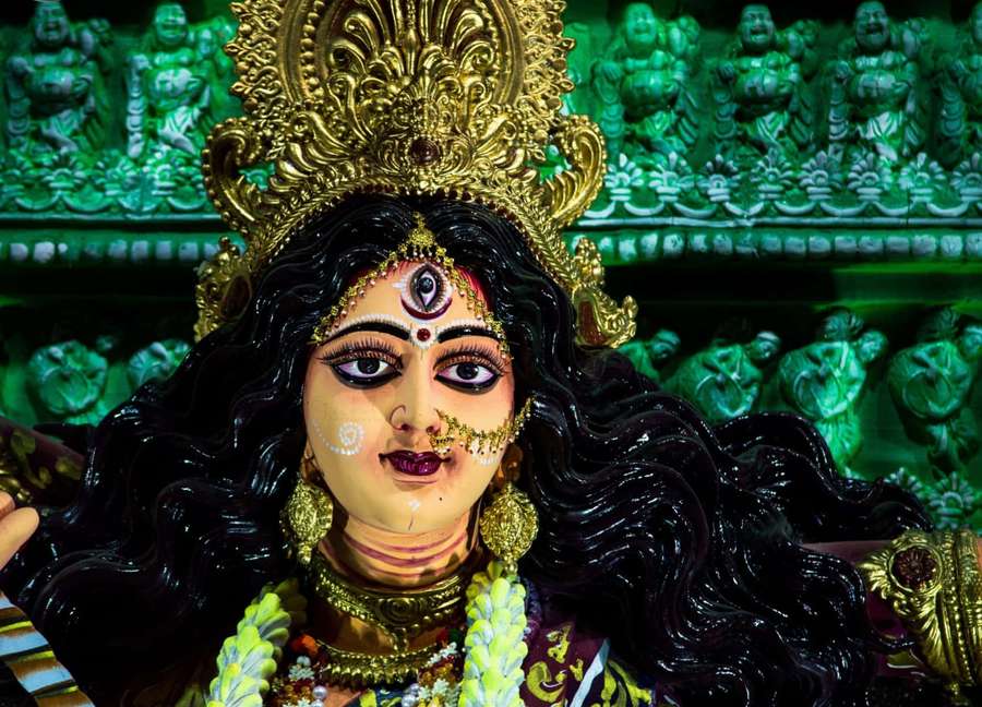 Göttin Durga Statue mit goldener Krone und grünem Hintergrund während des Festivals. — Durga Maa Bilder