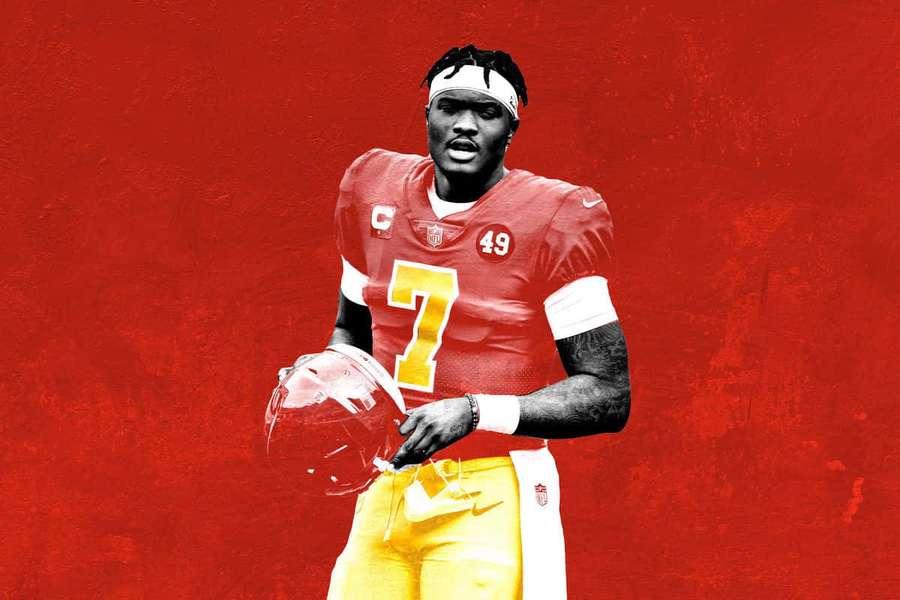 Amerikansk fotballspiller i rød og gull uniform som holder hjelm mot rød bakgrunn. — Dwayne Haskins Bakgrunner