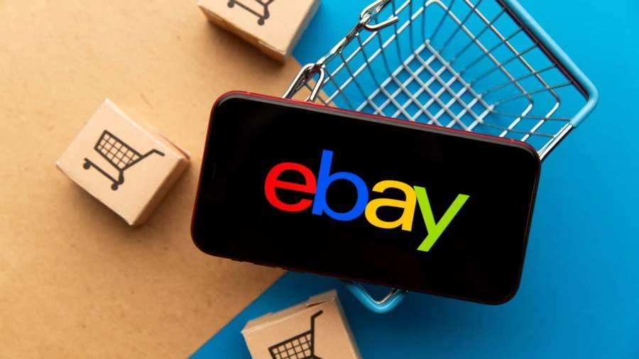 Smartphone mit eBay-Logo im Einkaufswagen mit Kartons — eBay Bilder