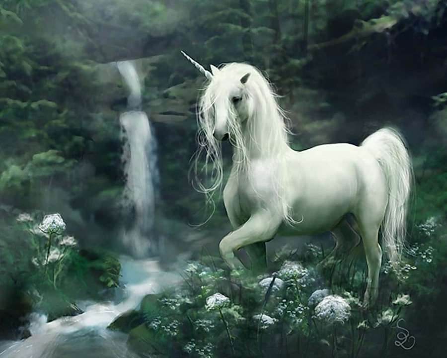 Ein weißes Einhorn steht in einem nebligen Wald in der Nähe eines Wasserfalls und Wildblumen. — Echtes Einhorn Wallpaper