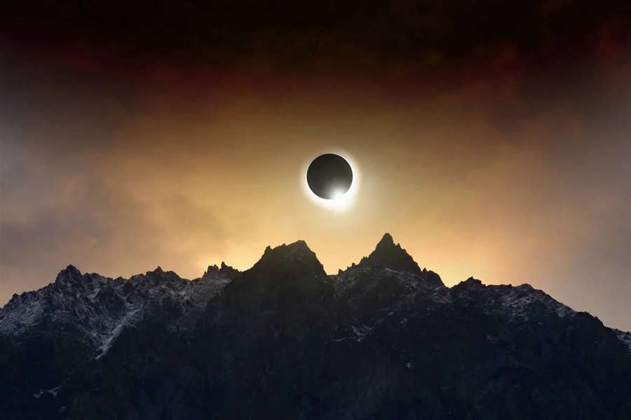 Total solformørkelse over sneklædte bjerge ved solnedgang — Eclipse Wallpapers