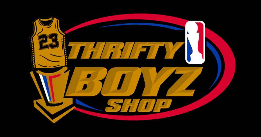 Logotipo de Thrifty Boyz Shop con camiseta de baloncesto y emblema de la NBA. — Económico Fondos de pantalla