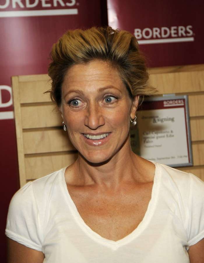 Mulher sorrindo em um evento de autógrafos da livraria Borders. — Eddie Falco Papéis de Parede