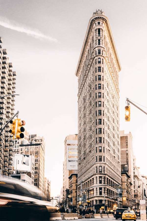 Flatiron Building en la ciudad de Nueva York con taxis amarillos y tráfico urbano. — Edificio Flatiron Fondos de pantalla
