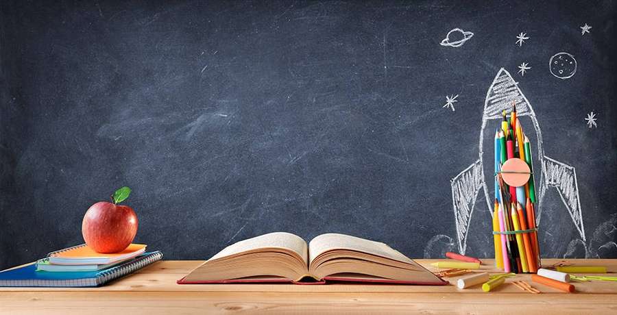 Libro abierto manzana lápices y cohete de tiza en pizarra escritorio — Educación Fondos de pantalla