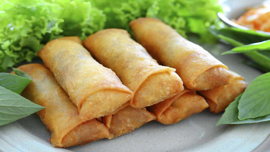 Rollitos de primavera crujientes y dorados servidos con lechuga fresca y hojas de albahaca. — Egg Roll Fondos de pantalla