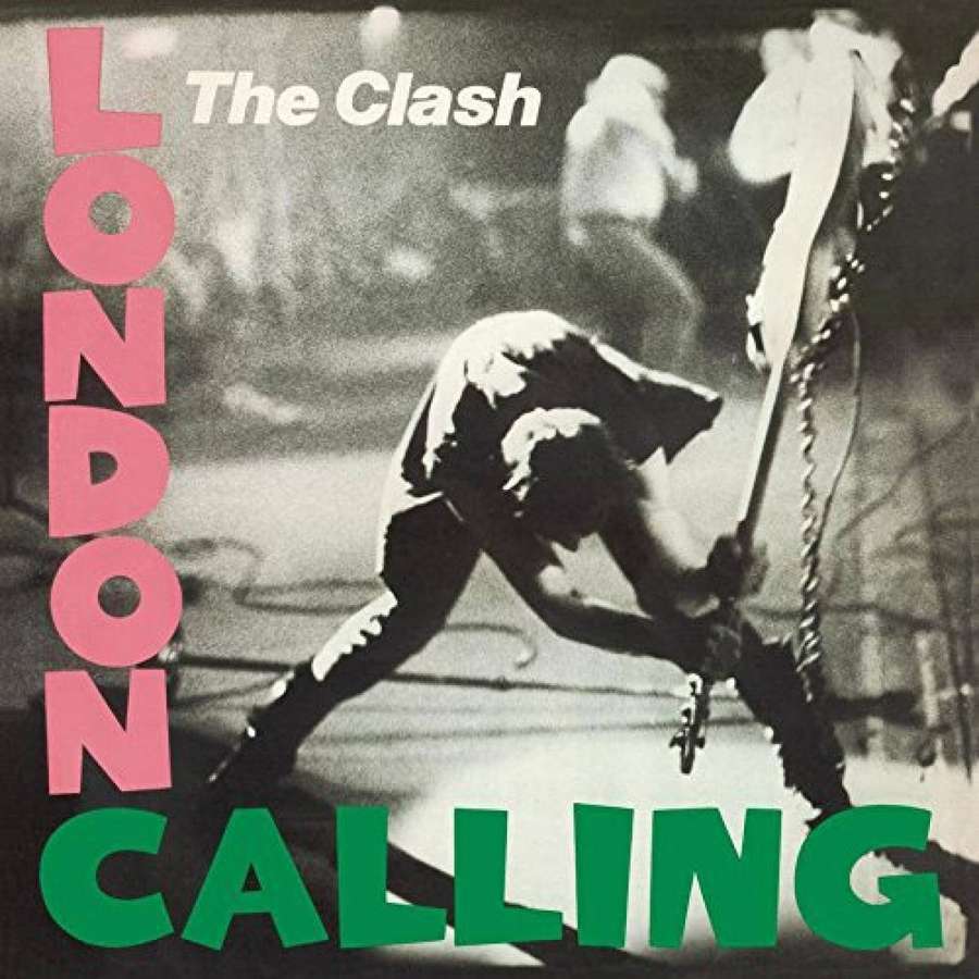La banda punk The Clash actuando en el escenario con texto en negrita rosa y verde. — El choque Fondos de pantalla