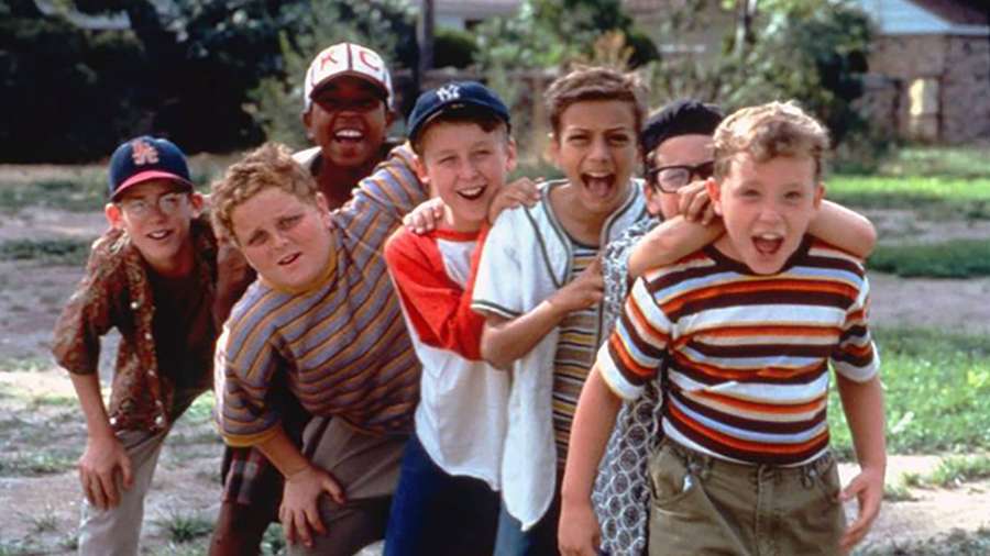 Seis niños con ropa de los años 80 riendo y posando juntos al aire libre. — El terreno de juego Fondos de pantalla