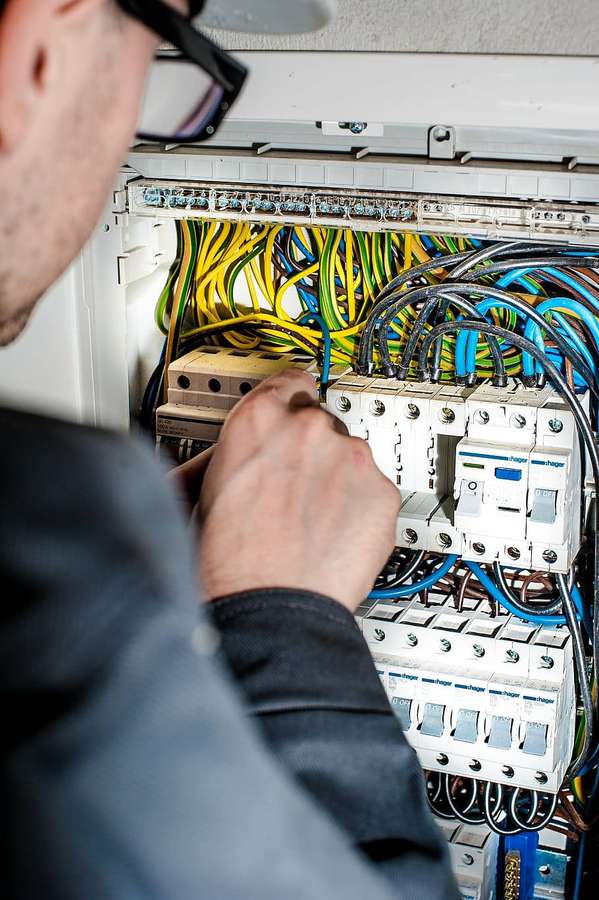 Eletricista conectando fios em um painel elétrico — Eletricista Papéis de Parede