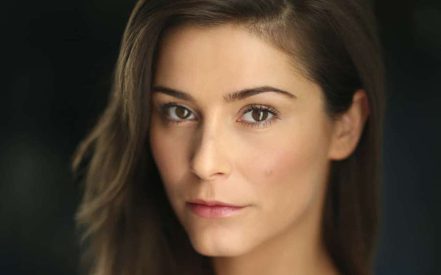 Close-up portrait of a woman with brown eyes and brown hair. — Elysia Rotaru Wallpaper