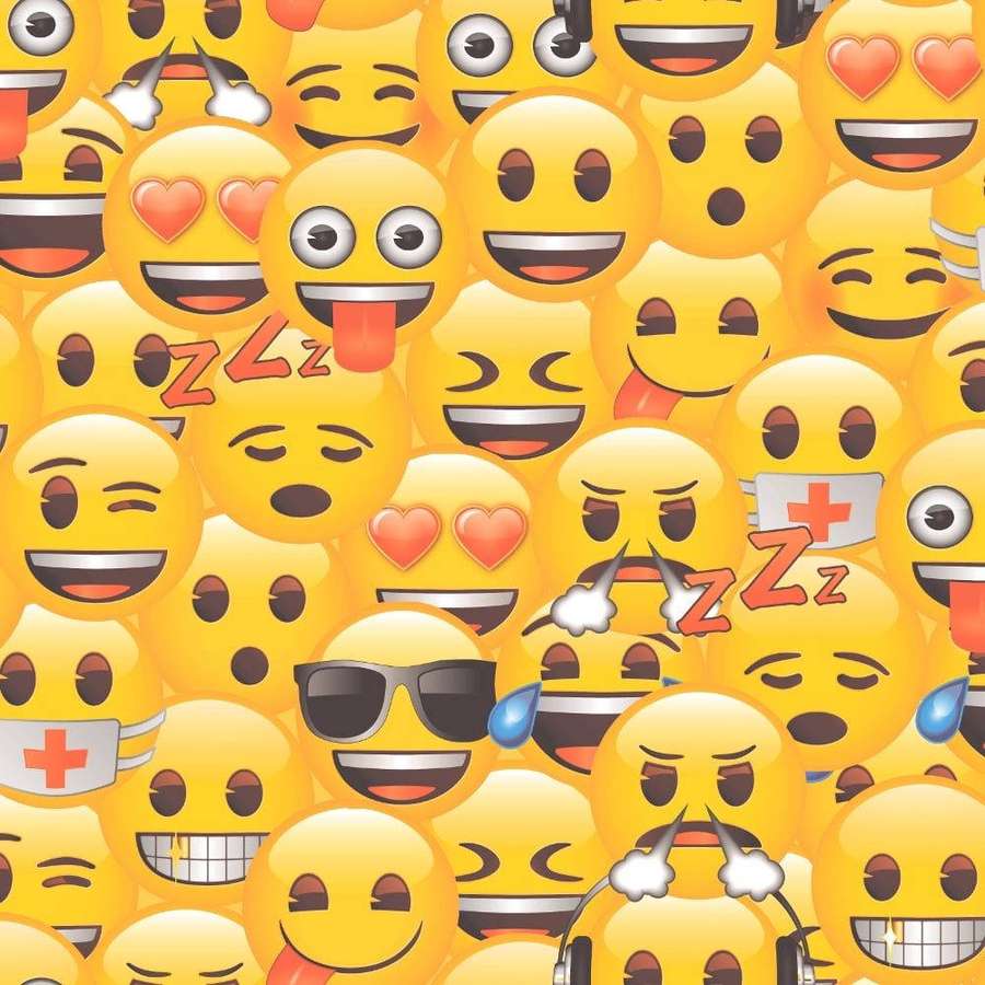 Tapet af smilende gule emojier med forskellige udtryk og tilbehør. — Emoji Wallpapers
