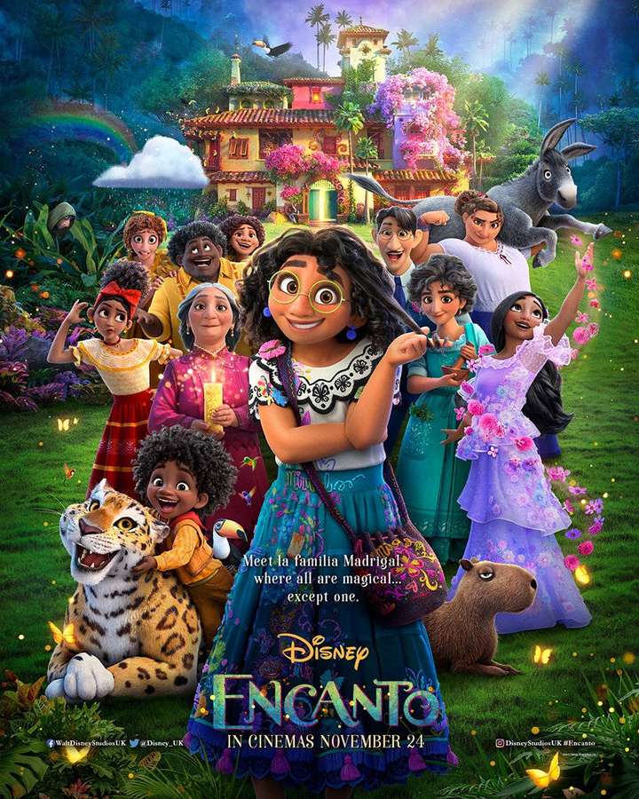 Poster della famiglia Disney Encanto con personaggi magici e animali in un villaggio colorato. — Encanto Sfondi