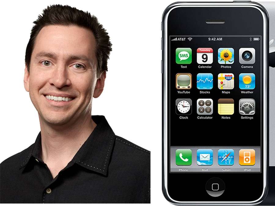 Retrato de um homem sorridente ao lado de um iPhone antigo com ícones de aplicativos clássicos. — Engenheiro Papéis de Parede