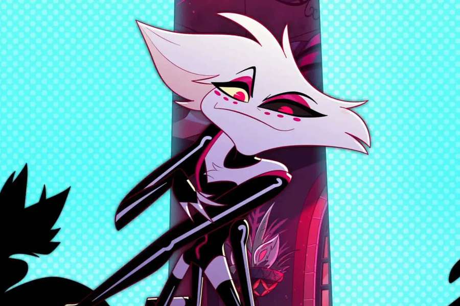 Animehahmo, jolla on valkoinen turkki ja punaiset silmät, nojaa pylvääseen. — Enkelipöly Taustakuvat
