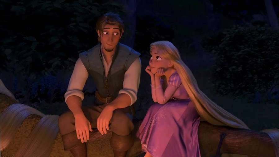 Rapunzel y Flynn Rider sentados juntos en un bosque por la noche, compartiendo un momento tranquilo. — Enredado Fondos de pantalla