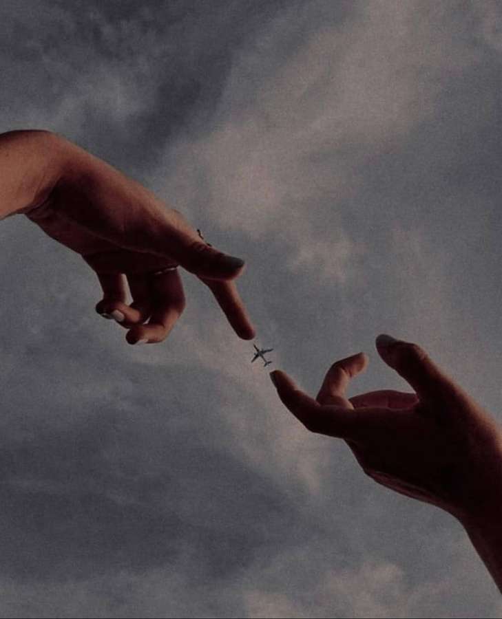 Zwei Hände, die aufeinander zustreben, mit einem kleinen Flugzeug zwischen ihnen vor einem bewölkten Himmel. — Entfernung Wallpaper