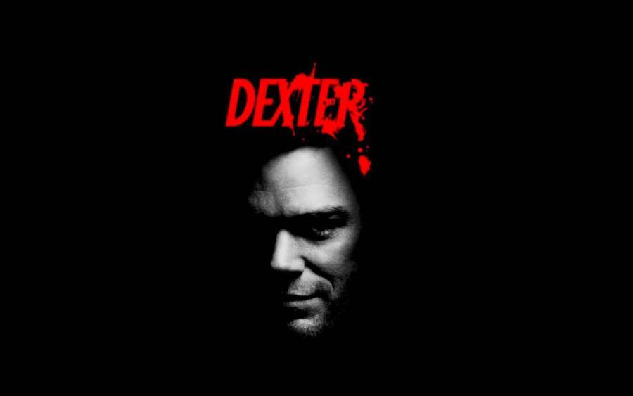 Título do programa de TV Dexter com um rosto masculino na sombra e respingos de sangue vermelho. — Entretenimento Papéis de Parede