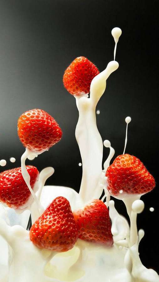 Erdbeeren durchbrechen Milchspritzer vor schwarzem Hintergrund — Erdbeermilch Wallpaper