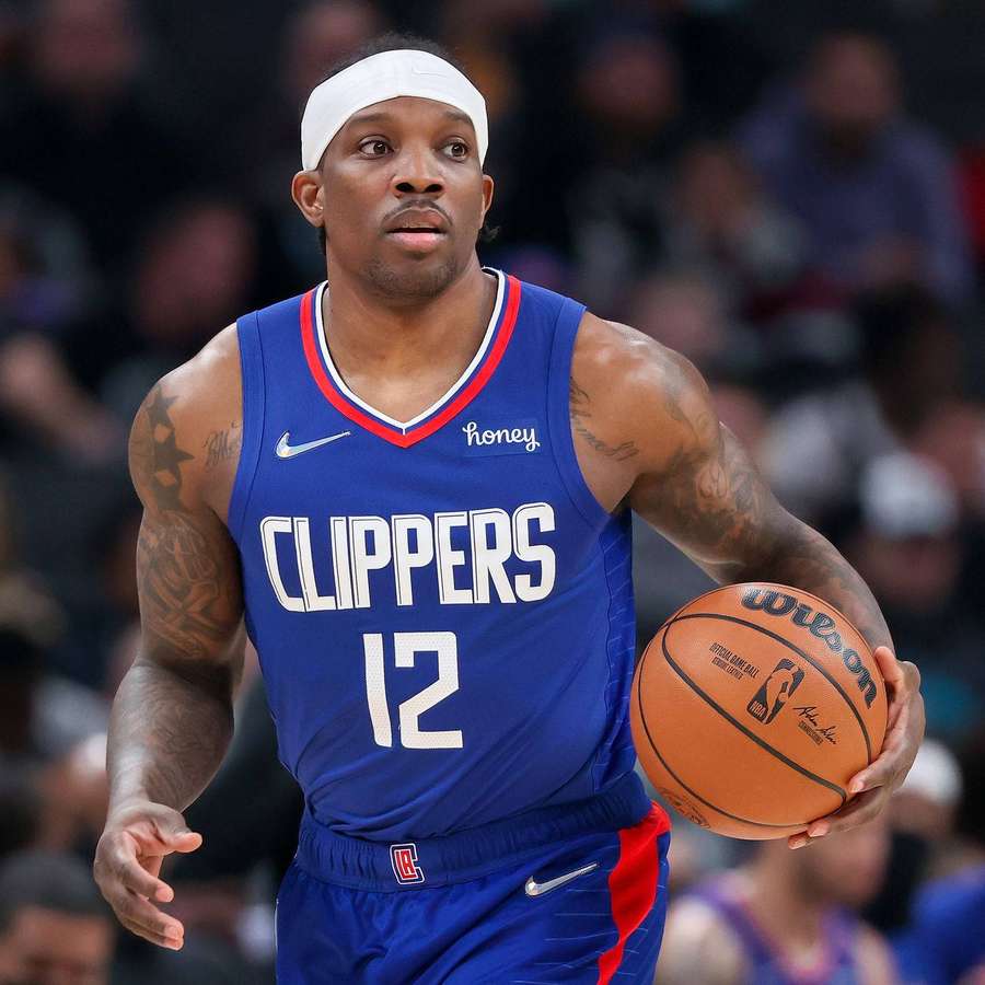 Professional basketball player in Clippers uniform dribbling during a game. — Eric bledsoe Picture