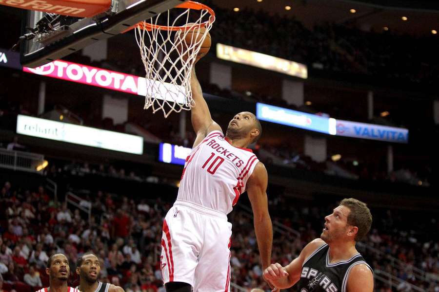 Basketball player dunking over defender in crowded arena. — Eric gordon Wallpaper