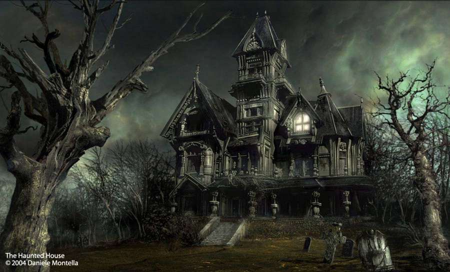 Ein gruseliges Spukhaus mit leuchtenden Fenstern, umgeben von toten Bäumen und Grabsteinen. — Es Spukt Wallpaper