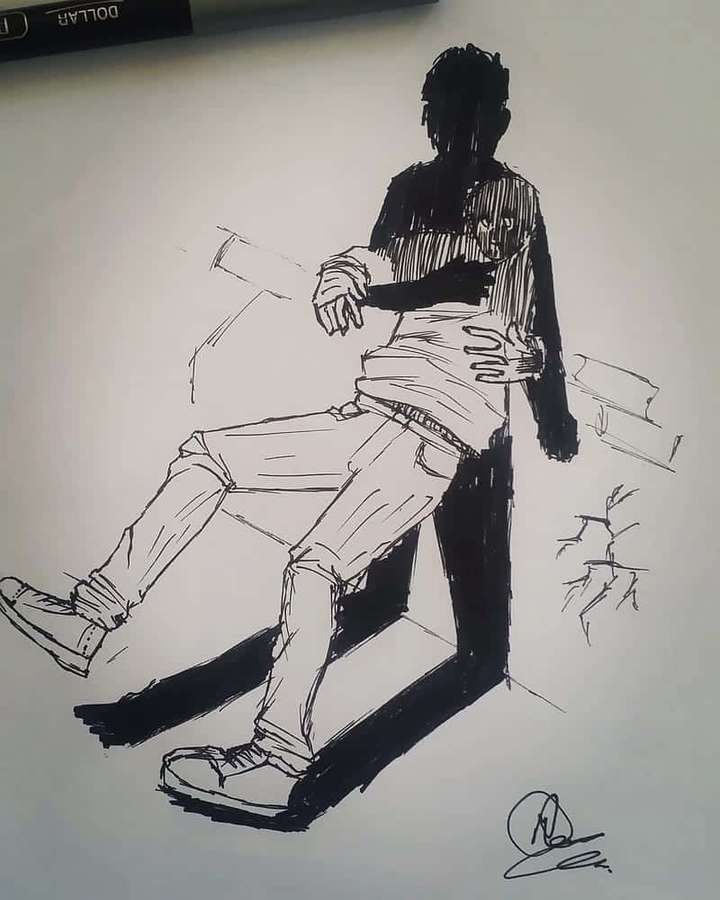 Uma pessoa sentada em uma cadeira em um esboço a tinta preta com sombras ousadas. — Esboços Papéis de Parede
