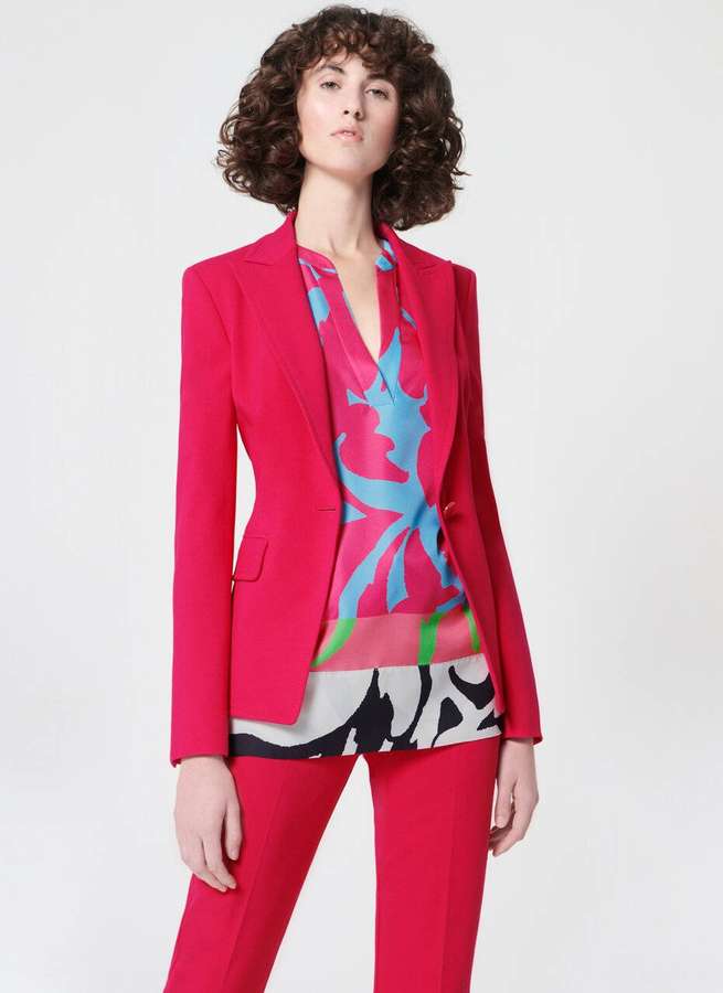 Woman in pink suit and patterned blouse posing in studio — Escada Wallpaper