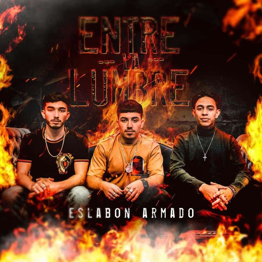 Three men posed in front of flames with album title text. — Eslabon Armado Wallpaper