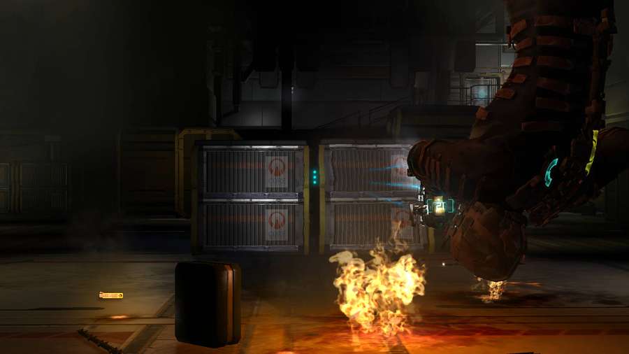 Bota blindada pisando fuego en un oscuro entorno industrial de juego — Espacio genial Fondos de pantalla