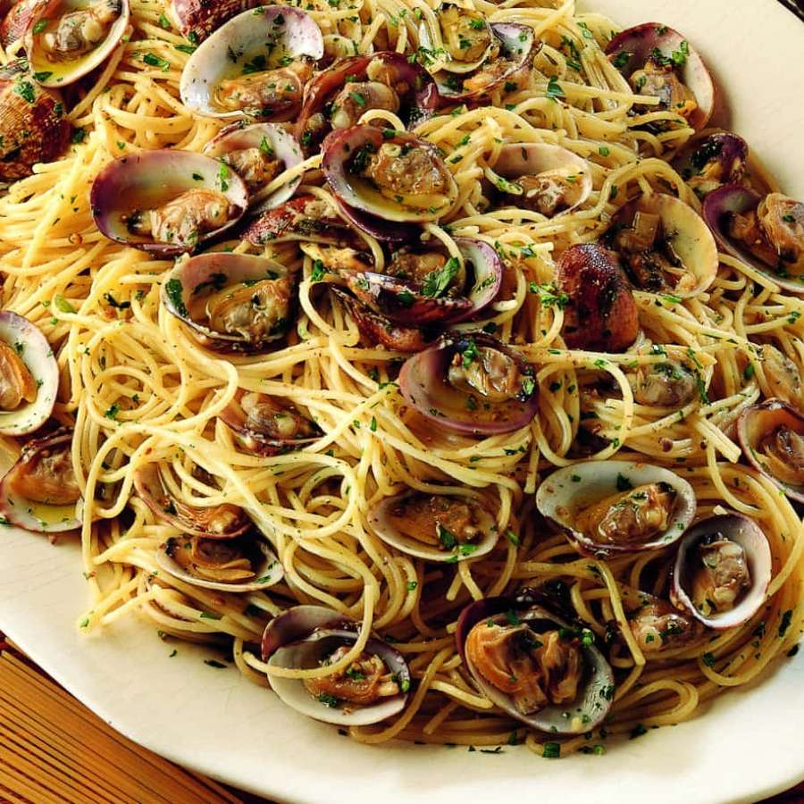 Un plato de espaguetis con almejas y perejil. — Espagueti Fondos de pantalla