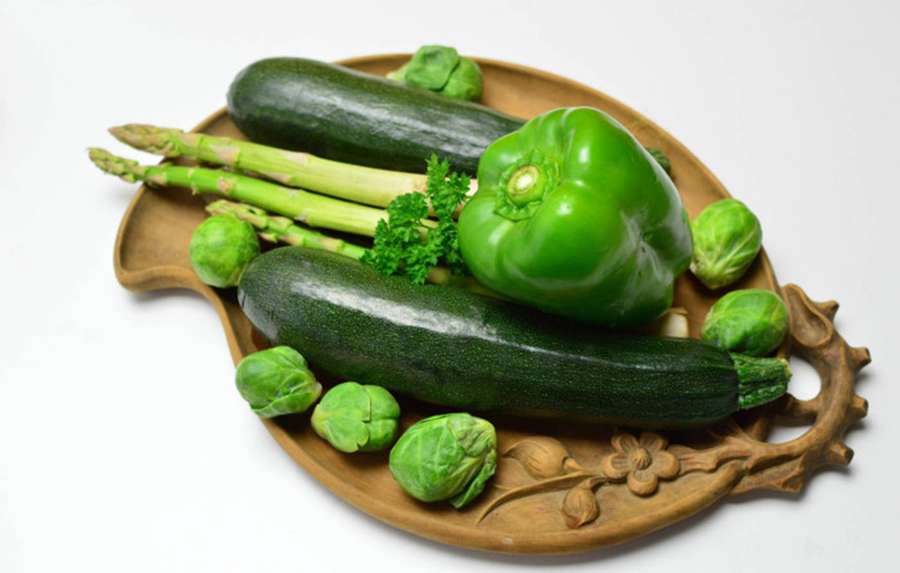 Verduras verdes frescas en una fuente de madera — Espárragos Fondos de pantalla