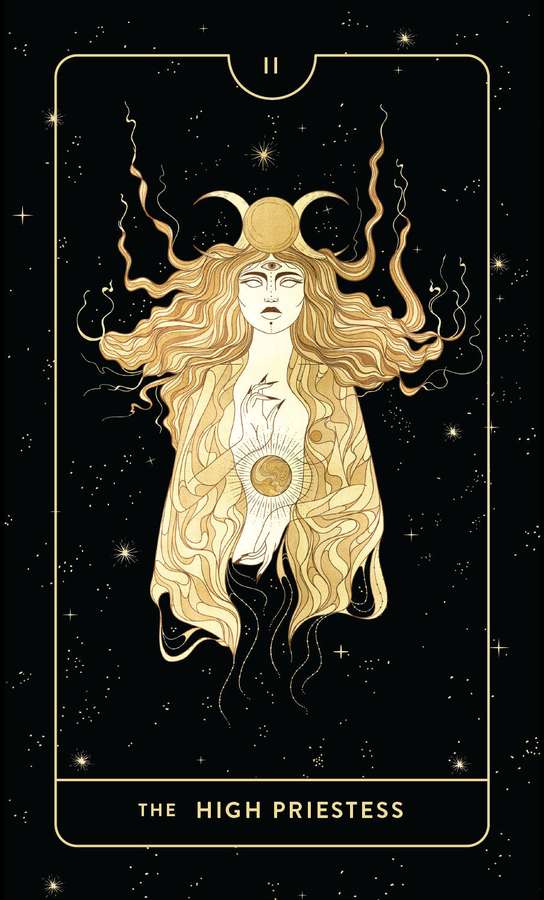 Carta de tarot que representa a la Suma Sacerdotisa con cabello dorado y corona de luna creciente contra un cielo nocturno estrellado. — Espiritual Fondos de pantalla