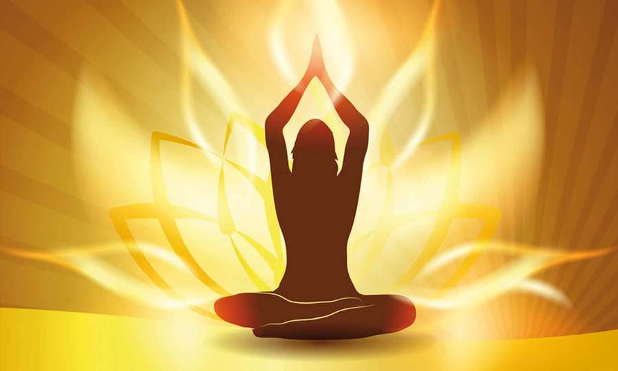 Persona meditando en posición de loto con las manos levantadas, rodeada de luz dorada. — Espiritualidad Fondos de pantalla