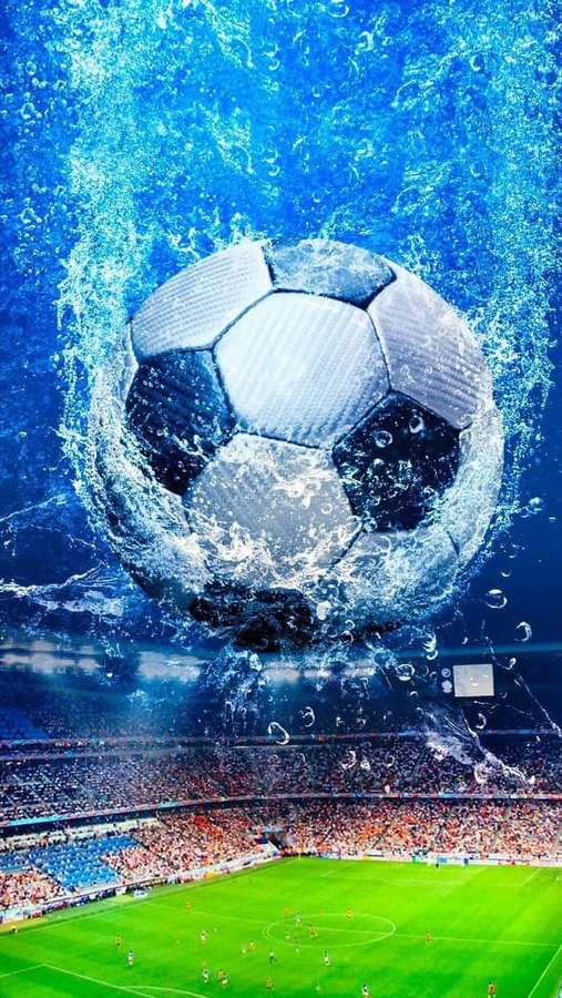 Bola de futebol mergulhando na água acima de um estádio lotado. — Esportes Papéis de Parede