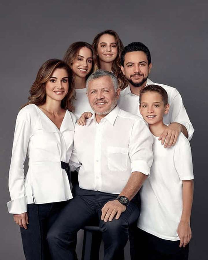 Uma família feliz de seis pessoas usando camisas brancas posando para um retrato de estúdio. — Estúdio fotográfico Papéis de Parede
