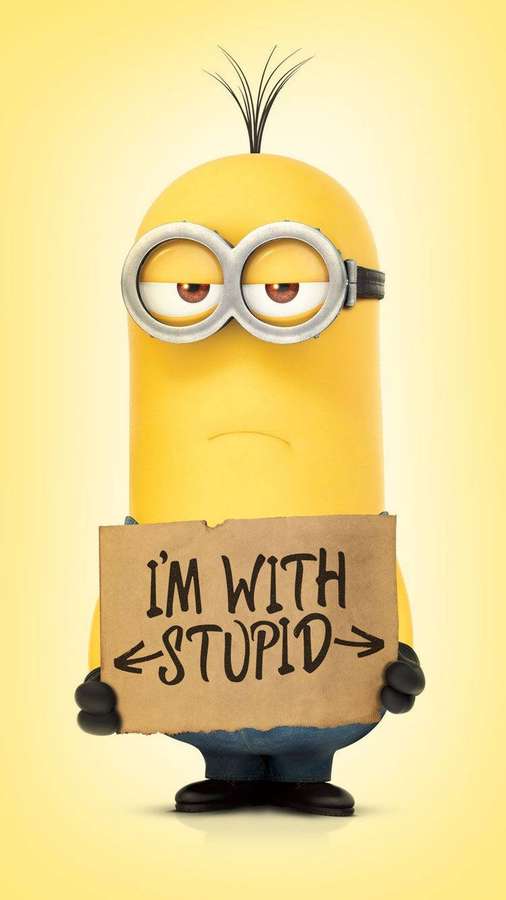 Um minion amarelo de desenho animado segurando uma placa que diz 'I'M WITH STUPID'. — Estúdios Papéis de Parede