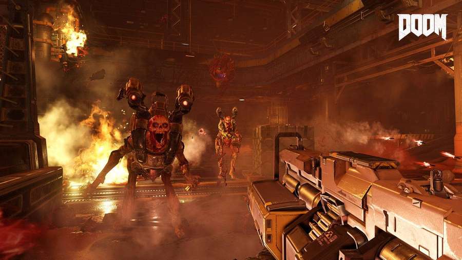 El jugador se enfrenta a enemigos demoníacos en un nivel industrial en llamas de DOOM. — Eterno Fondos de pantalla