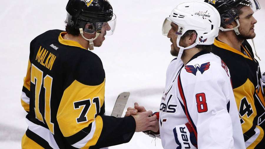 Eishockeyspieler schütteln sich während eines Spiels auf dem Eis die Hände. — Evgeni Malkin Bilder