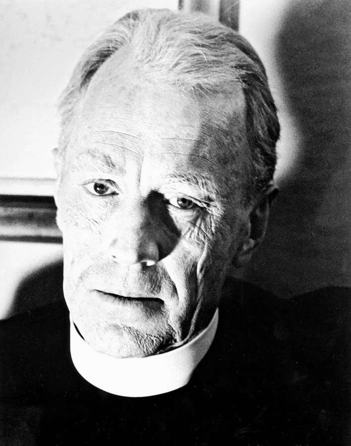 Retrato em preto e branco em close-up de um clérigo idoso com olhar intenso. — Exorcista Papéis de Parede