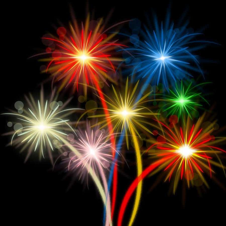 Buntes Feuerwerk, das am Nachthimmel mit hellen Spuren explodiert. — Explosionshintergrund Hintergrundbild
