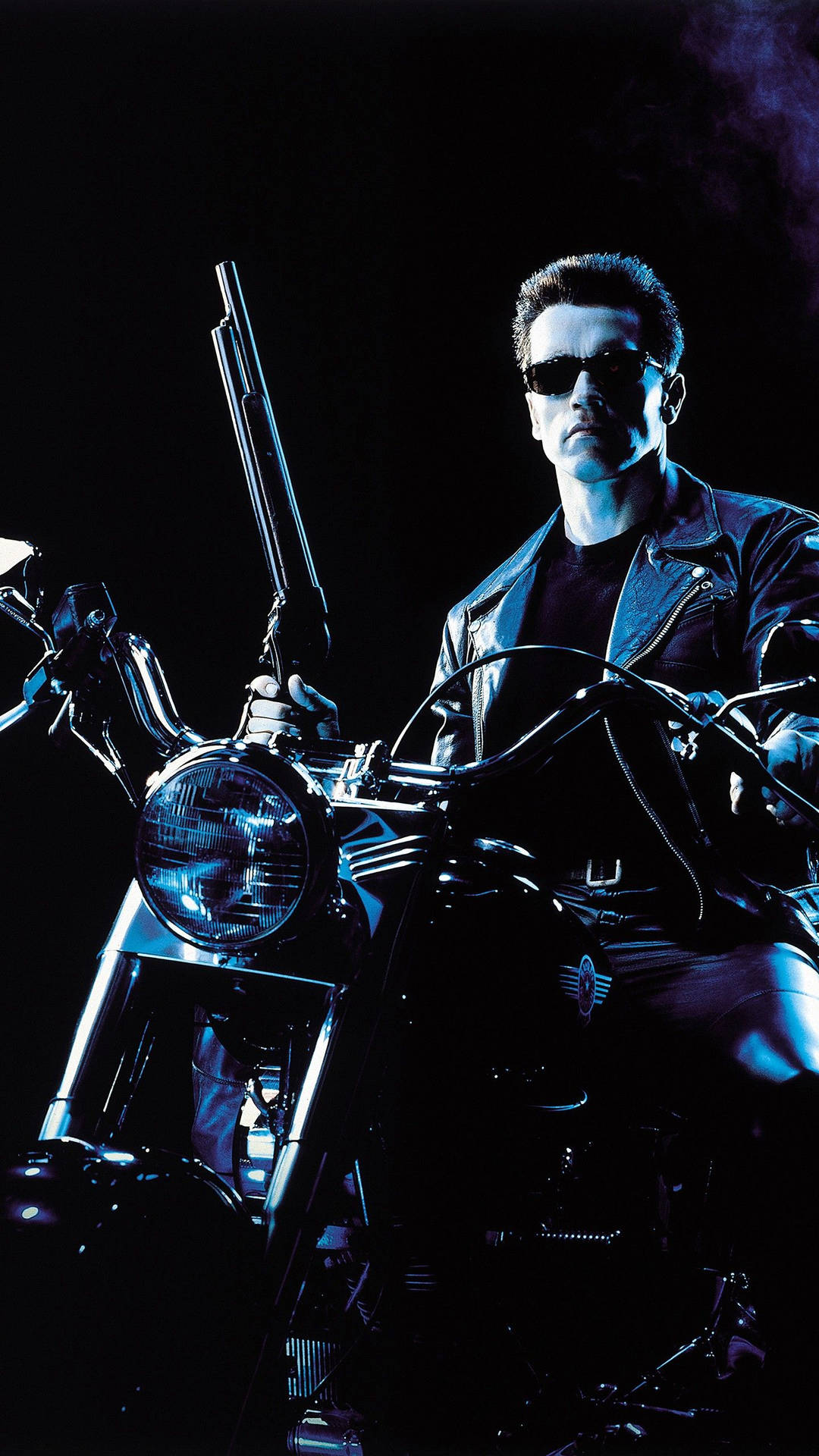 Arnold Schwarzenegger como Exterminador em uma moto segurando uma espingarda em iluminação azul escura. — Exterminador Papéis de Parede