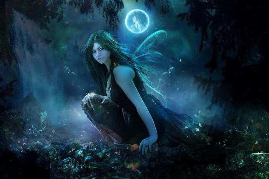 Uma fada com asas brilhantes agacha-se em uma floresta escura encantada sob uma lua luminosa. — Fada do mal Papéis de Parede