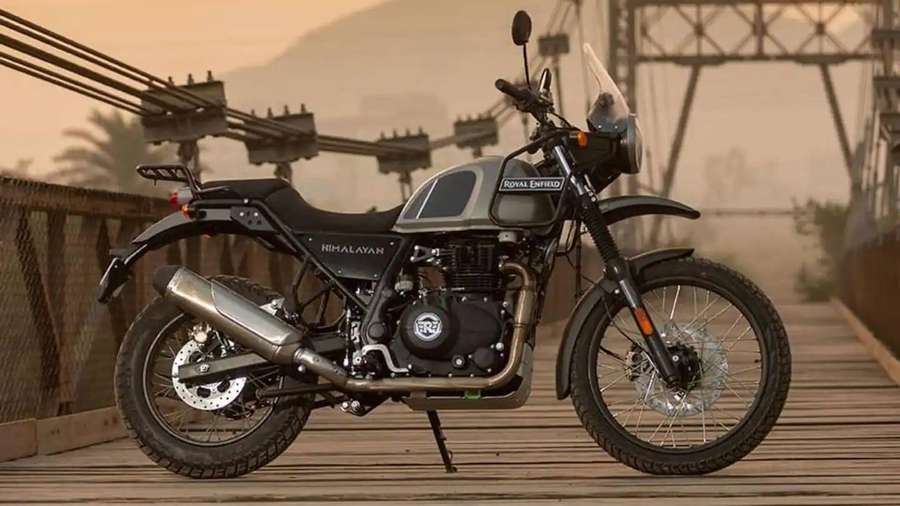 Royal Enfield Himalayan Motorrad auf Holzbrücke mit Bergen und Seilbahn im Hintergrund. — Fahrrad Wallpaper