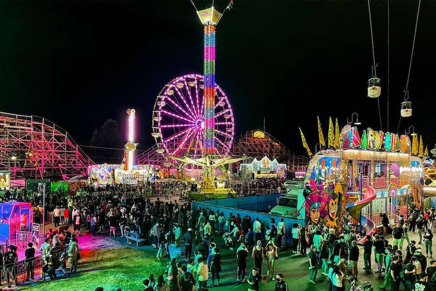 Night carnival with glowing rides and crowds enjoying the festivities. — Fair Wallpaper