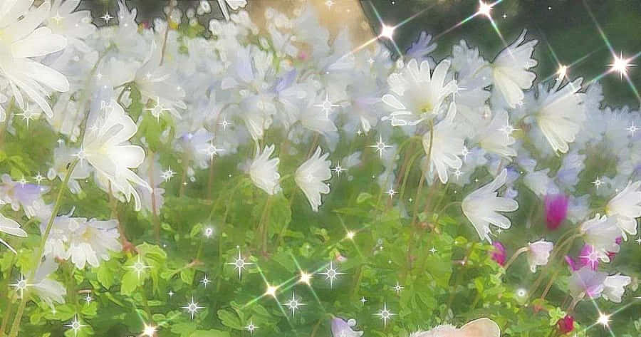 Vita och lila blommor skimrar med gnistrande ljus i en frodig grön äng. — Fairycore bakgrund Bakgrunder