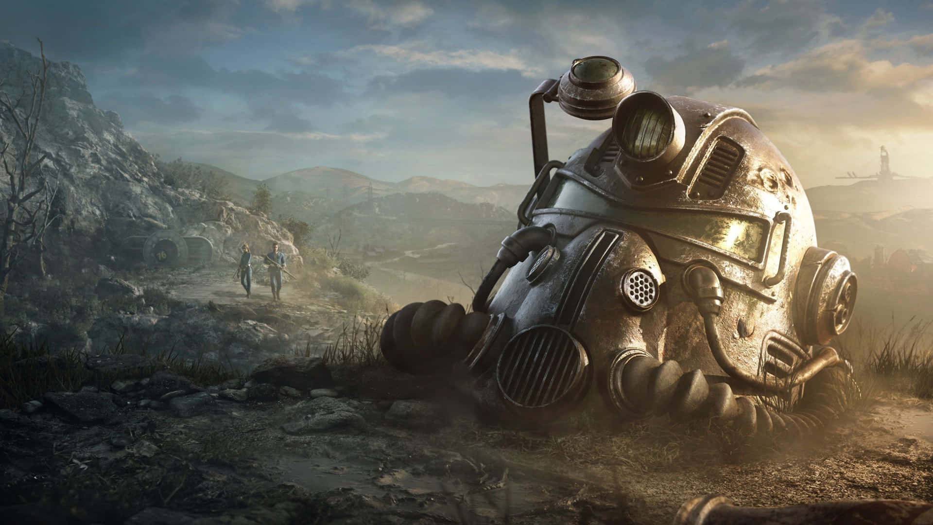 Två figurer går mot ruiner förbi en fallen power armor-hjälm i en karg ödemark. — Fallout 4-dator Bakgrundsbilder