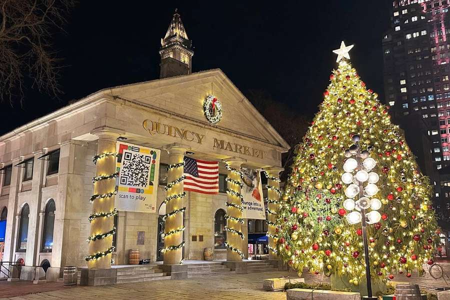 Ein geschmückter Weihnachtsbaum und das Quincy Market-Gebäude bei Nacht. — Faneuil saal Wallpaper